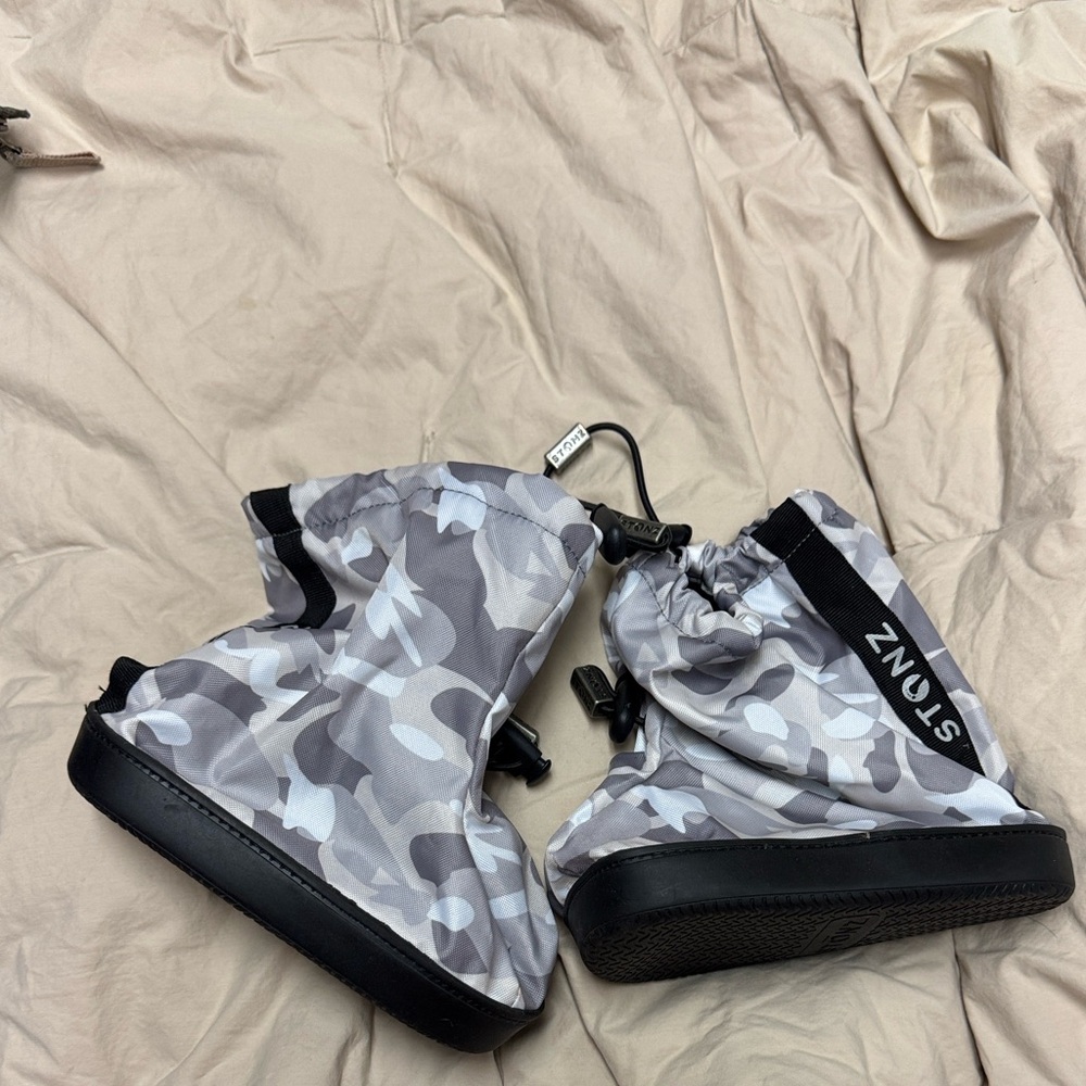 Stonz Gray Camouflage Boot Covers size XL NWOT